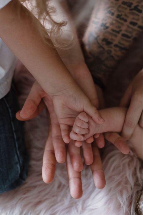 Family Hand Photography, Family Hands Photography, Newborn Hands, Hands Photography, Hospital Photos Newborn, Cute Pregnancy Pictures, Poses Family, Pregnancy Pictures, Families Hands