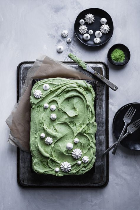 The most tender vegan cake infused with black sesame & dark cocoa topped with a luscious vegan matcha cream cheese frosting...this cake is a game changer that you need in your life! Matcha Cream Cheese, Sesame Chocolate, Matcha Cream, Matcha Cake, Matcha Recipe, Vegan Cake Recipes, Cake Vegan, Desserts Vegan, Gateaux Cake