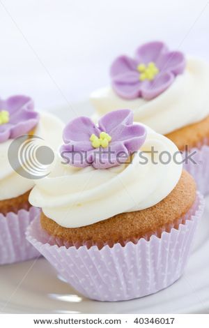 PURPLE FLOWER CUPCAKE Topping Für Cupcakes, Rapunzel Cupcakes, Bolo Rapunzel, Rapunzel Cake, Purple Cupcakes, Mini Wedding Cakes, Vanilla Buttercream Frosting, Buttercream Frosting Recipe, Fairy Cakes