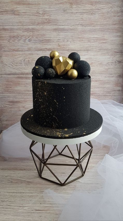 Black And Gold Bday Cake, Black Cakes Birthday For Women, 33 Birthday Cake For Women, Black And Gold Cake Ideas For Men, Simple Bday Cake For Men, Black Bday Cake, Black And Gold Birthday Cake, Black And Gold Cake, Curve Line