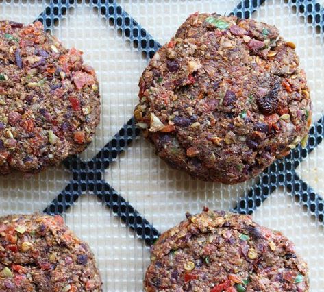 Raw Vegan Recipes Easy, Raw Food Diet Plan, Raw Meals, Vegan Burger Recipe, Beet Burger, Vegan Detox, Raw Vegan Diet, Vegan Burger, Vegan Bread