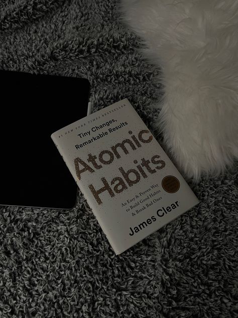 Reading Atomic Habits Aesthetic, Atomic Habits Aesthetic, Bad Habits Aesthetic, Good Habits Aesthetic, Atomic Habits Quotes Aesthetic, Habit Aesthetic, Atomic Habits Book Aesthetic, Visual Book Atomic Habits, Book Psychology