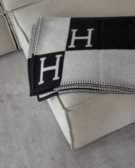 photo by @isabellehartmann / Hermes / blanket / black / grey / minimal / neutral / interiors H Blanket, Hermes Aesthetic, Luxury Living Rooms, Hermes Blanket, Feel Better Gifts, Couch Ideas, Living Room Nordic, Hug Gifts, Graphic Motif