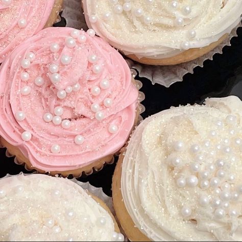 cupcakes dessert aesthetic coquette pink sparkly Pink Pearl Cupcakes, Pink Pearl Birthday Party, Cupcakes Pink Aesthetic, Cute Cupcakes Aesthetic Pink, Pink And White Party Food, Birthday Cupcakes Aesthetic Pink, Pink Aesthetic Cupcakes, Pink Snacks Aesthetic, Cupcake Decorating Aesthetic