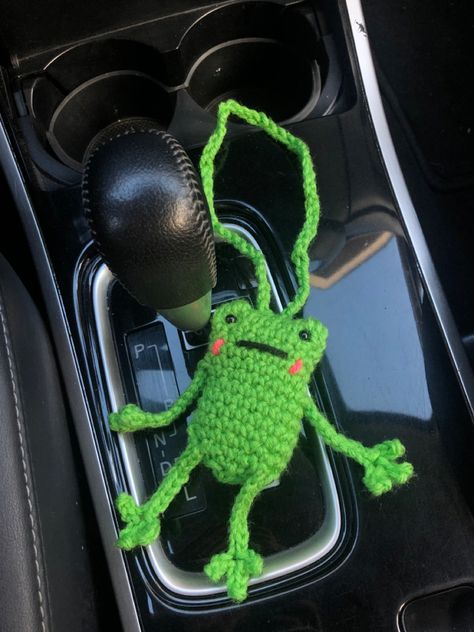 Crochet Car Dice, Car Keychain Crochet, Car Accessories Crochet Free Pattern, Crochet Car Keychain, Crochet Car Stuff, Crochet Car Hangers, Crochet Car Hanger Free Pattern, Crochet Frog Keychain, Crochet Car Hanger