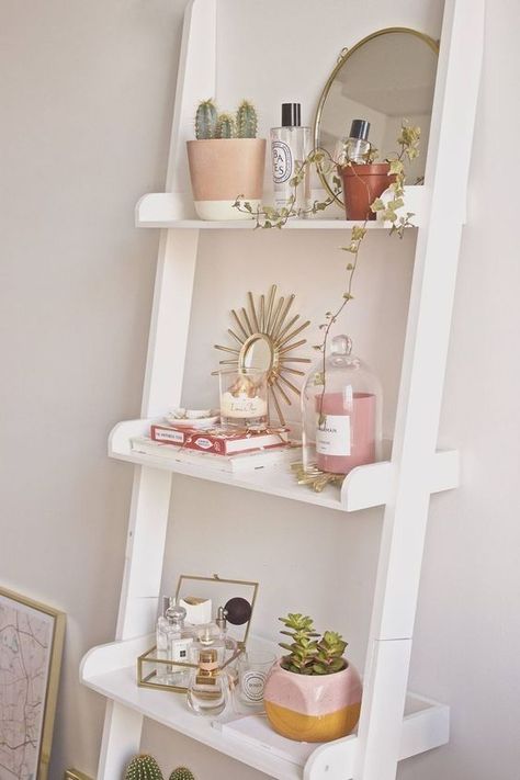 Unique Dorm Room, Shelf Decor Bedroom, Minimalist Dekor, Bookshelves In Bedroom, Ideas Hogar, Small Living Room Decor, Christmas Room Decor, Simple Living Room, Ladder Shelf