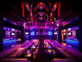 The best nightclubs and dance clubs in Chicago.  #chicago #chicagonightclubs #chicagodanceclubs 80s Basement, Chicago Night Clubs, Floor Dancing, Chicago Nightlife, Dance Clubs, Chicago At Night, Nightclub Design, Party Night Club, Night Clubs