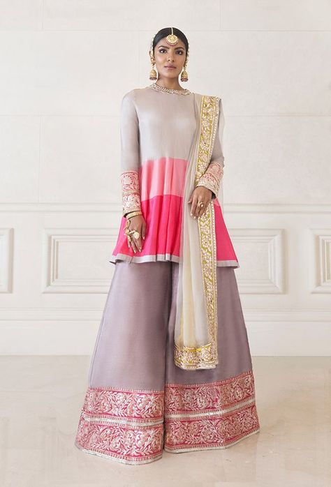 sharara for bridal trousseau Pastel Sharara, Dholki Dresses, Sharara Suit Designs, Flared Sharara, Short Kurta, Pakistani Fashion Party Wear, Indian Gowns Dresses, Manish Malhotra, Pakistani Bridal Dresses