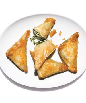 10 Best Store-Bought Party Appetizers  Best Spinach Pie  Whole Kitchen Spanakopita  Extra-delicate layers of phyllo and a distinct touch of dill set this Greek classic apart. Kudos for the Feta-packed filling.  To buy: $6.50 for 12 pieces, Whole Foods Markets. Premade Appetizers, Greek Spinach Pie, Meatless Dishes, Greek Appetizers, Greece Food, Hand Pie Recipes, Pasta Fillo, Spinach Pie, Travel Baby