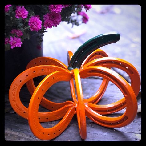 Orange Horseshoe Pumpkin Made Out Of Real Steel Horseshoes Horseshoe Christmas Tree, Horseshoe Crafts Projects, Welding Crafts, Horseshoe Projects, Horseshoe Decor, Thanksgiving Art, Horseshoe Crafts, Welding Art Projects, Horseshoe Art