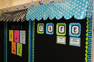 Cute idea to use gift wrapping and toilet paper tubes to make an bulletin board awning Diy Bulletin Board, Prek Ideas, Diy Awning, Board Classroom, Teacher Board, Classroom Idea, Balanced Literacy, Class Decor, English Classroom