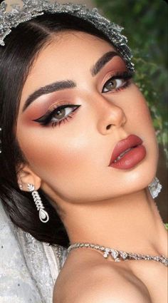 Arabian Look Make Up, Make Up Arabian, Make Up Soiree, Arabian Eye Makeup, Arab Bride, Vintage Makeup Looks, Wedding Makeup Ideas, Wedding Eye Makeup, Turkish Wedding