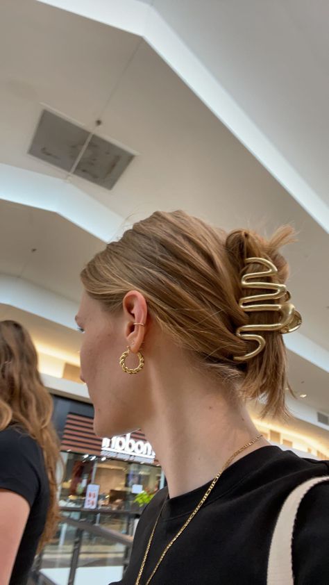 Gold Claw Clip Hairstyles, Unique Claw Clips, Claw Clip Storage, Aesthetic Claw Clip, Easy Claw Clip Hairstyles, Claw Clip Gold, Claw Clip Aesthetic, Gold Claw Clip, Half Pony Hairstyles