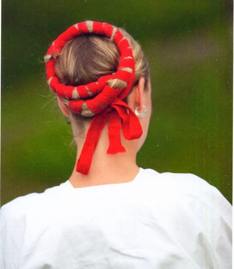 FolkCostume&Embroidery: Costume and Embroidery of Leksand, Dalarna, Sweden - Great tutorial on how to do this hair style. Swedish Dress, Costumes For Dance, Scandinavian Costume, Peasant Costume, Scandinavian Textiles, Married Women, Swedish Girls, Big Braids, Folk Clothing