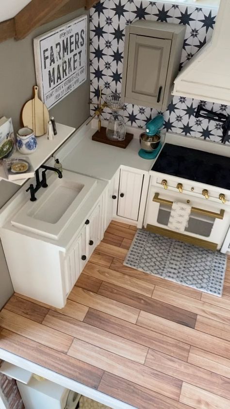 Dollhouses Diy, Mini Kitchens, Dollhouse Interior, Dollhouse Makeover, Diy Doll House Kitchen, Ikea Dollhouse, Dollhouse Decorating, Modern Dolls House, Dollhouse Design