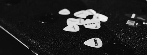 Black 5sos Header, 5sos Guitar, 5sos Header, Black And White Guitar, White Twitter Header, Summer Black And White, Twitter Pack, White Guitar, Twitter Layout