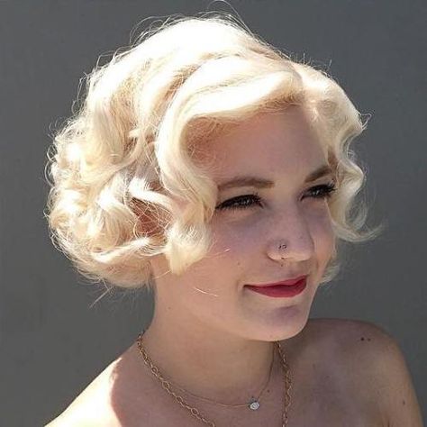 Pin Up Girl Hairstyles, Pinup Hairstyles, Pin Up Hairstyles, Short Hair 40, Hairstyles Vintage, Pin Up Curls, Petite Blonde, Retro Curls, Victory Rolls