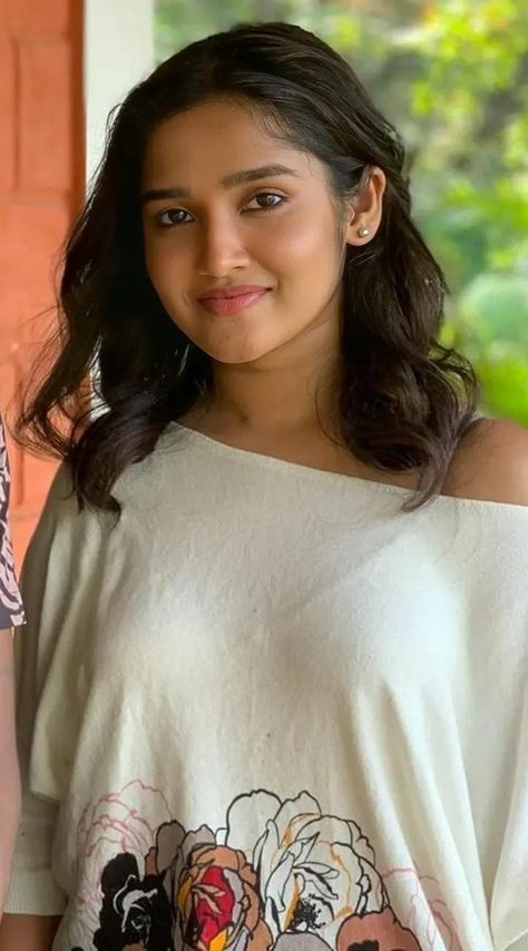 Sahithi Avancha, Anikha Surendran Photos, Anikha Surendran Hot, Anika Surendran, Elegant Cotton Dress, Anikha Surendran, Star Bus, Romantic Couple Poses, Beauty Smile