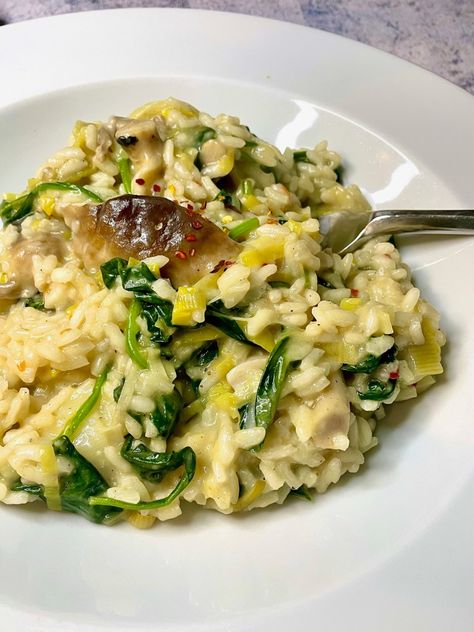 Mushroom, Leek and Spinach Risotto - Best Recipes UK Leek And Mushroom Risotto, Mushroom Leek Risotto, Leek And Spinach Recipes, Vegan Rice Dishes, Cheesy Leeks, Leek Risotto, Mushroom Leek, Parmesan Butter, Spinach Risotto