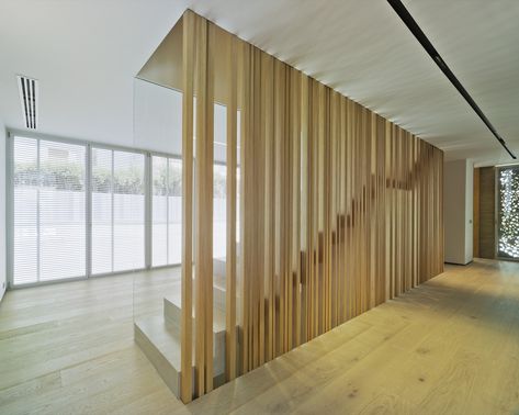 Gallery of Villa ZüV / Tomás Amat + Pablo Belda Studio - 25 Contemporary Staircase Design, Timber Screen, Staircase Modern, Balustrade Design, Staircase Designs, Timber Staircase, Contemporary Staircase, Timber Battens, Timber Screens