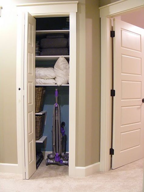 Painting the inside of a closet a different colour for a pleasant surprise Broom Closet Organizer, Hall Closet Organization, Linen Closet Makeover, Front Hall Closet, Small Linen Closets, Small Closet Organization Bedroom, Small Guest Rooms, Closet Small Bedroom, Coat Closet Organization