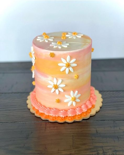 Daisy Bundt Cake, Smiley Face Ice Cream Cake, Yellow And Pink Cake Ideas, Boho Groovy Cake Ideas, One Groovy Babe Birthday Cake, Two Groovy Cake Ideas, Groovy One Smash Cake, Groovy Smash Cake, Retro Cake Ideas