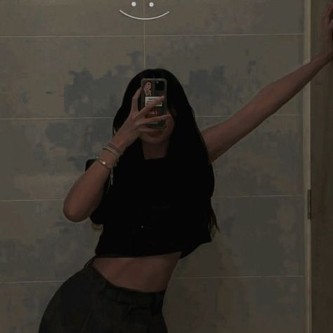 Faceless Dark Aesthetic, Midnight Photos, Girl Faceless, Late Night, Dark Aesthetic, Mirror Selfie, Mirror