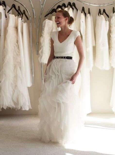 Casual wedding dress in skirt & t-shirt style. Description from pinterest.com. I searched for this on bing.com/images Wedding Skirt, Casual Chique, Casual Wedding Dress, Skirt Maxi, White Dresses, Casual Wedding, Modern Dress, Wedding Gown, Look Fashion