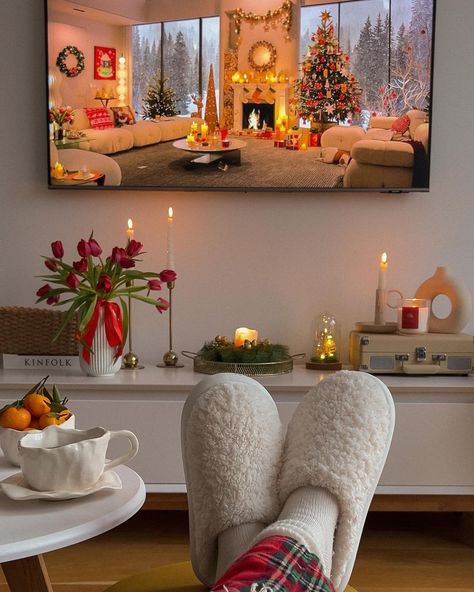 Christmas Movie Night, Christmas Dreaming, Cozy Christmas Decor, Cosy Christmas, Christmas Themes Decorations, Christmas Room Decor, Christmas Feeling, Christmas Inspo, Warm Christmas