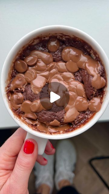 Rachel Hornibrook on Instagram: "NUTELLA MUG CAKE ✨ This is such a delicious and simple dessert to make requiring just a few ingredients. I whipped this up during my stay at @staycityaparthotels - their kitchenettes have everything you need to make delicious homemade meals while you stay with them which is always a must for me while I’m away.   AD  Full recipe below, tag who would love this 🤌🏻  3 tbsp self raising flour  1 heaped tbsp Nutella + 1 tsp extra for the centre  2 tsp cocoa powder 2 tsp light brown sugar  2 tsp melted butter  2 tbsp milk  20g chocolate chips + extra to top   Add all of the ingredients except the chocolate chips to a microwave proof mug and mix until smooth. Add in the chocolate chips and stir. Add the extra 1 tsp of Nutella in the Centre. Microwave for approxim Nutella Mug Cake Microwave, Mug Cake Nutella, Nutella Mug Cake, Chocolate Chip Mug Cake, Dessert To Make, Self Raising Flour, Mug Cake Microwave, Simple Dessert, Homemade Meals