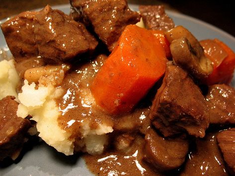 Beef Merlot Recipe, Beef Merlot, Beef Ragout, Moose Meat, Braised Beef Recipes, Inexpensive Dinners, Healthy Food Alternatives, Beef Stew Meat, Beef Recipe