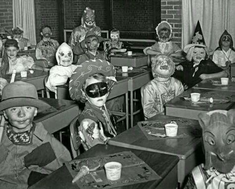 1950,s Halloween class. Party At Park, 1950s Halloween, Images Terrifiantes, Vintage Halloween Photos, Vintage Halloween Images, Creepy Vintage, Vintage Halloween Costume, Chicago History, Halloween Ii