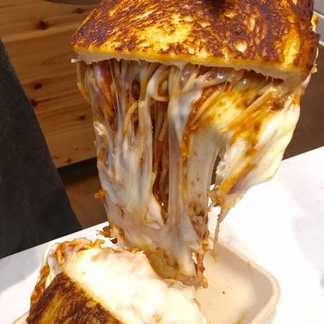 Instagram Is Raging Over These Spaghetti Grilled Cheese Sandwiches Spaghetti Grilled Cheese, Spaghetti Sandwich, Spaghetti Bolognaise, Cheese Steak Sandwich, Gourmet Sandwiches, Grilled Cheese Sandwiches, Hot Sandwich, Food Carving, Grilled Sandwich