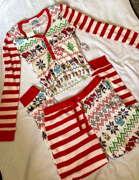 Christmas Pjs Hello Kitty, Christmas Pj Set, Sanrio Outfits, Christmas Hello Kitty, Y2k Christmas, Pink Sanrio, Street Style Outfits Casual, Kitty Clothes, Christmas Pj