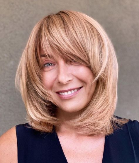 Thick Feathered Lob with Bangs Medium Layered Haircuts With Bangs, Sand Blonde Hair, Blonde Hair Bangs, Lob Haircut Layered, Feathered Hair Cut, Outfits For Teachers, Feathered Bob, Feathered Hair, Feathered Bangs