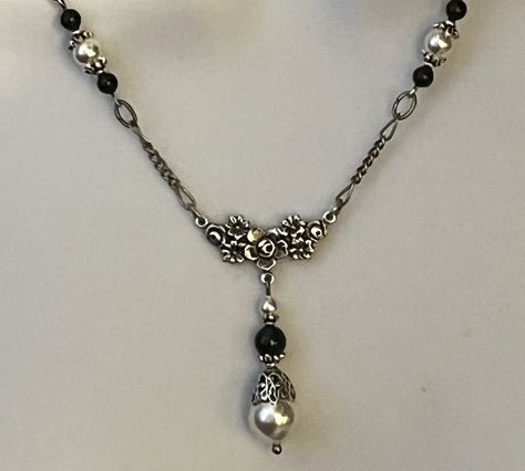 Victorian Vintage Necklace Antiqued Silver Swarovski Crystal Pearl Drop Necklace with Black and White Swarovski Pearls Lovely Victorian style necklace on Antiqued SIlver Fiagro chain. Beautiful Swarovski White and black pearls hang in a very ornate bead cap connected to an intricate rose design center. The neckline holds a mix of black and white Swarovski pearls with high quaity made in the USA pewter bead caps. Lots of detail and quite elegant! The necklace chain length is about 16 inches with about a 3 inch externder dangle in back. FREE GIFT BOX INCLUDED AND FREE SHIPPING (WITHIN THE US). Designed and assembled by WIcked. Vintage Necklace Antiques, Gothic Jewelry Diy, Pearl Drop Necklace, Bridal Accessories Jewelry, Black Pearls, Victorian Vintage, Necklace Chain Lengths, Design Center, Swarovski Pearls