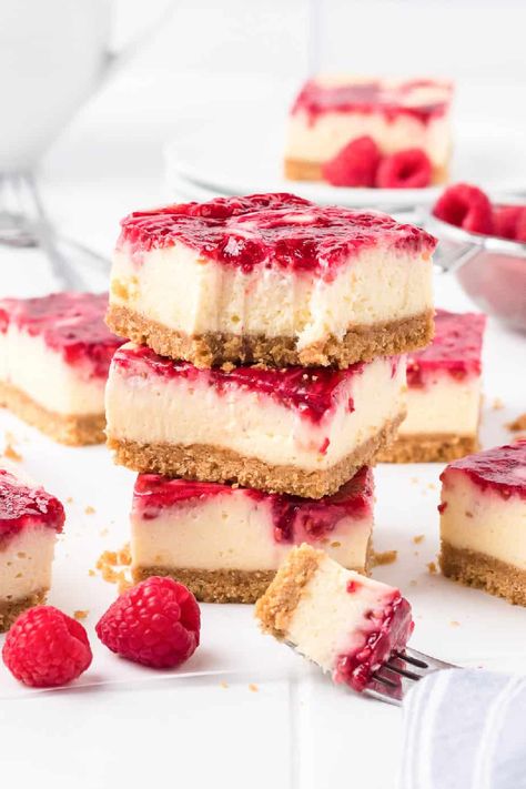 Raspberry Recipes Dessert, Low Calorie Baking, Cheesecake Bars Easy, Raspberry Cheesecake Bars, Pan Desserts, Raspberry Swirl Cheesecake, Apple Cheesecake Bars, Caramel Apple Cheesecake Bars, Cheesecake Bar