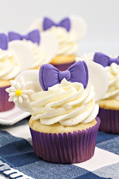 Check Out These Super Cute #DaisyDuck Disney Bound Minnie Cupcakes! Daisy Duck Cupcakes, Daisy Duck Birthday Party, Daisy Duck Cake, Homemade Vanilla Frosting, Daisy Duck Party, Daisy Disney, Minnie Y Daisy, Pata Daisy, Duck Cupcakes