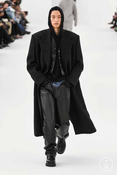 Long Black Coat Outfit Men, Fashion Trends 2023 Fall Winter Men, Winter Outfits 2023 Trends Men, Black Coat Outfit Men, Long Black Coat Outfit, Black Coat Outfit, Paris Fashion Week Men, Givenchy Men, Matthew Williams