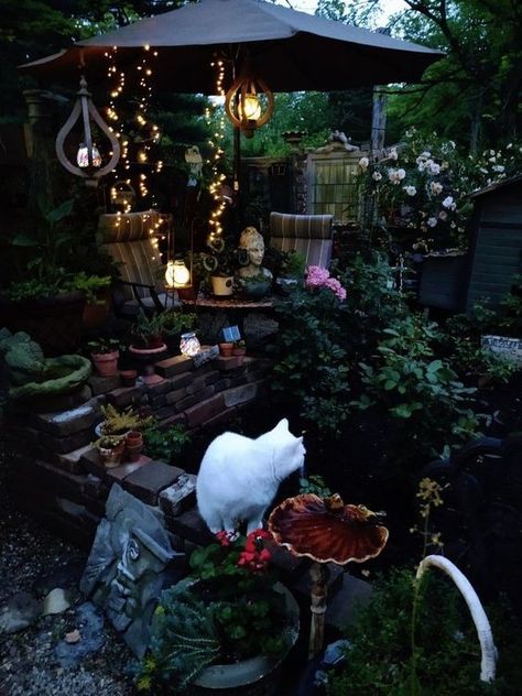 Small Front Porch Ideas Apartment, Whimsigoth Backyard, Goth Patio Decor, Witchy Patio, Goth Backyard, Witch Garden Aesthetic, Hippie Backyard, Living Room Spring Decor, Apartment Decor Room