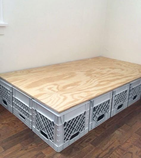 Milk Crates Diy, Milk Crate Furniture, Foyer Furniture, Crate Diy, Crate Bed, Plastic Crates, Roll Recipes, Dekor Diy, Milk Crates