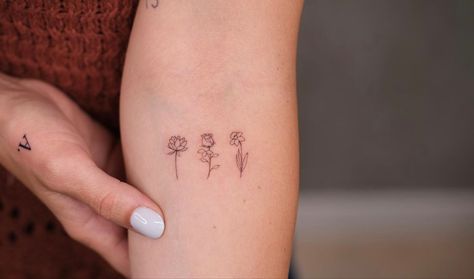 Set Of Three Tattoo, Trio Tattoo Ideas, Brooklyn Tattoo, Flower Bouquet Tattoo, Tattoo Mini, Matching Sister Tattoos, Fineline Tattoo, Blackwork Tattoos, Bouquet Tattoo