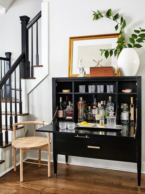 12 Small Space Home Bar Ideas to Cheers to! Zigarren Lounges, Mobile Bar, Eclectic Design, Bar Cabinet, Mini Bar, Elle Decor, Bars For Home, Home Interior, Vintage Furniture