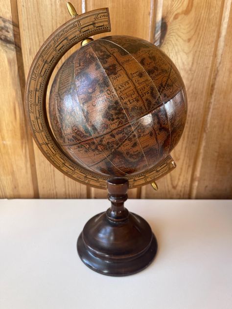 Beau globe terrestre vintage vintage.  Fabriqué en Italie. 7"x10"x5" Wooden Globe, Antique Globe, Globe Vintage, World Globe, Old World, Home Accents, Globe, Oxford, Home Improvement