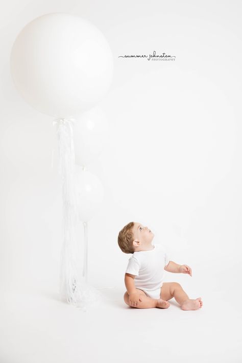 Clean Minimalist Photography, White Balloon Photoshoot, Minimalist First Birthday Photoshoot, Minimalist 1st Birthday Photoshoot, Neutral One Year Photoshoot, White Studio Photoshoot, Mother Baby Photography, Baby Birthday Photoshoot