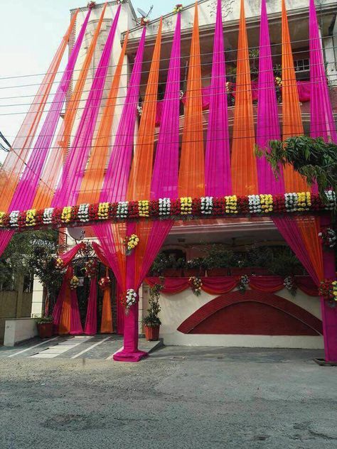 Indian House Wedding Decorations, Shadi Ghar Decor, Home Decoration For Wedding Indian Outside, Indian Wedding House Decor Outside, Wedding Home Decoration Indian Simple, Shaadi Ghar Decor, House Decor Wedding Indian, House Decor For Wedding Indian, Chunni Decoration At Home