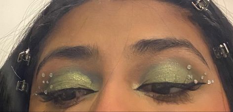 Green Ball Makeup, Green Pearl Makeup, Euphoria Green Makeup, Dark Green Makeup Looks For Prom, Euphoria Makeup Green, Tiana Inspired Makeup, Green Sparkly Makeup, Green Douyin Makeup, Gem Eye Makeup