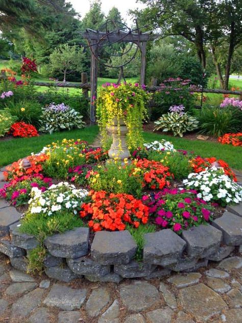 Round Garden Bed Ideas, Circle Flower Bed, Round Garden Bed, Flower Garden Design Ideas, Small Flower Garden, Circle Garden, Land Scapes, Small Flower Gardens, Beautiful Flower Garden