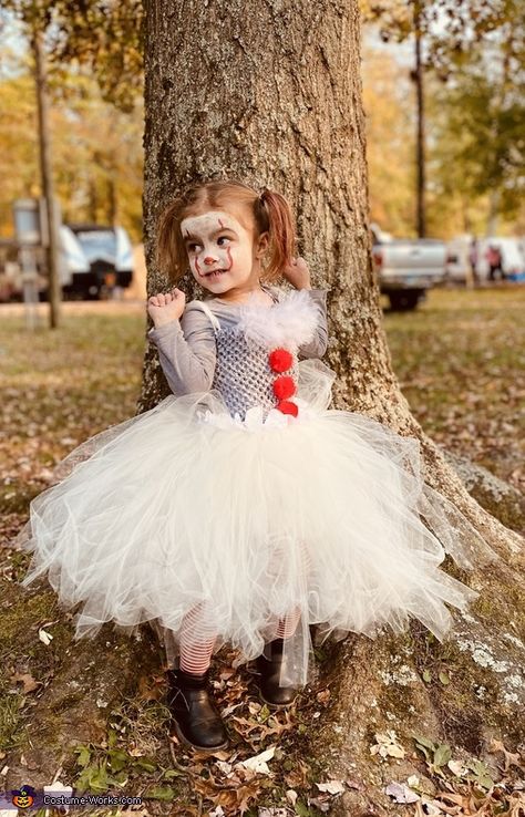 Pennywise Girl Costume, Pennywise Costume, Pennywise Halloween, Old Halloween Costumes, Toddler Costumes Girl, Clown Halloween Costumes, Halloween Costumes Ideas, Girls Halloween Outfits, Halloween Costumes For 3