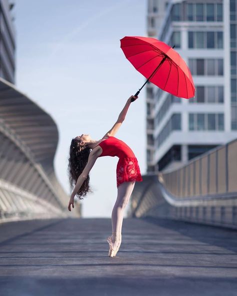 Rain Pic, Umbrella Photoshoot, Street Ballet, Umbrella Dance, Share My Page, Ballerina Poses, Ballet Positions, Dance Painting, Umbrella Photography